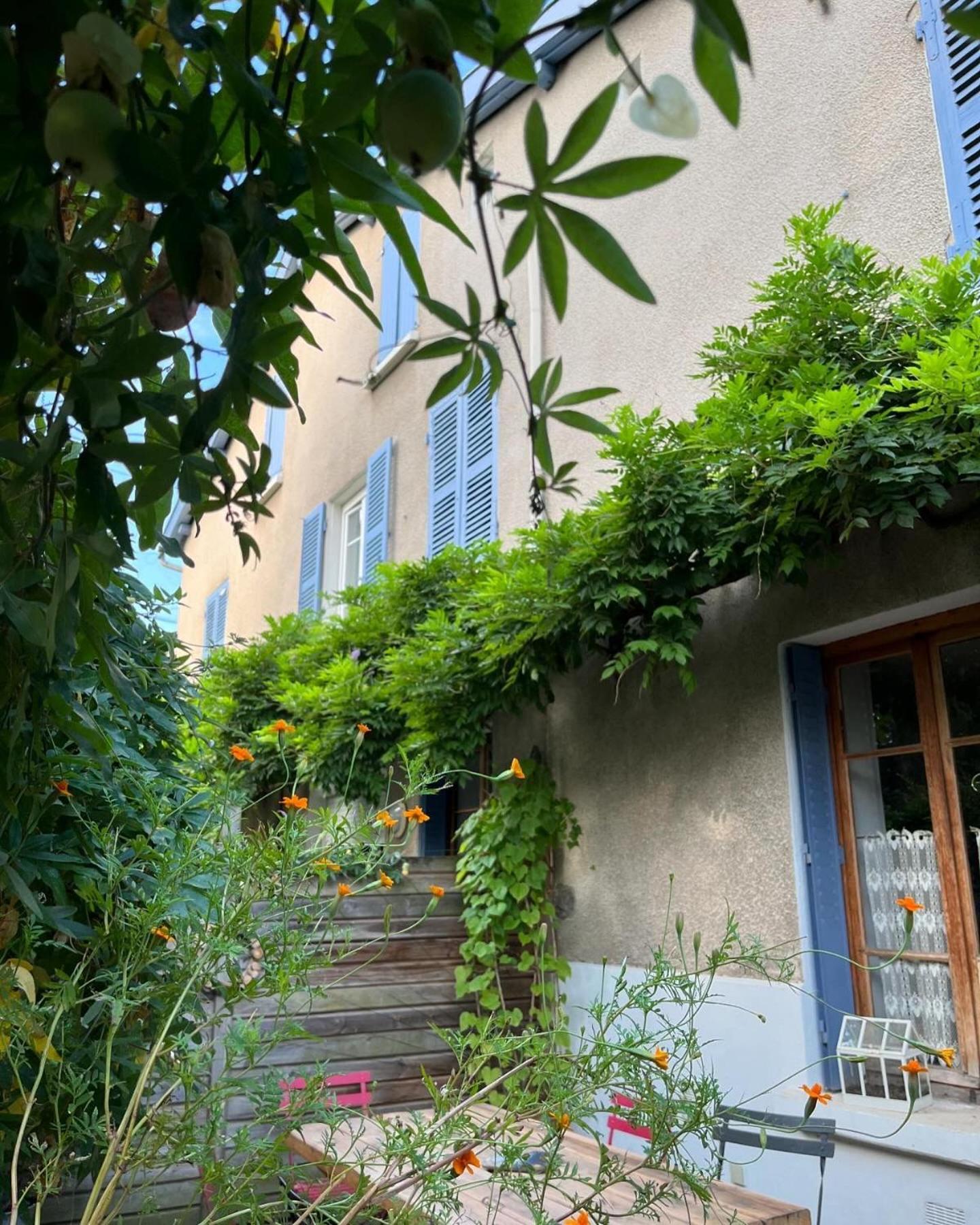 Clos St Joseph Oullins Luaran gambar